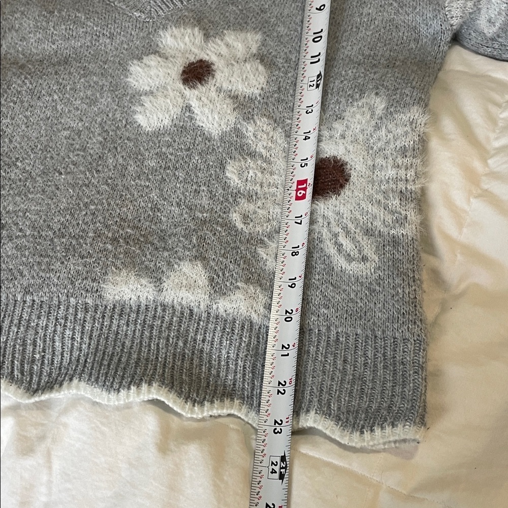 Grey | Knit | Daisy | Scalloped | V Neck | Long Sleeve | Sweater | Size S - Picture 12 of 15